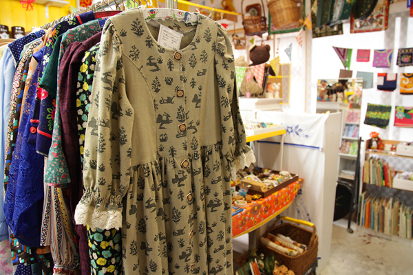 レトロな雰囲気の洋服も扱っている。