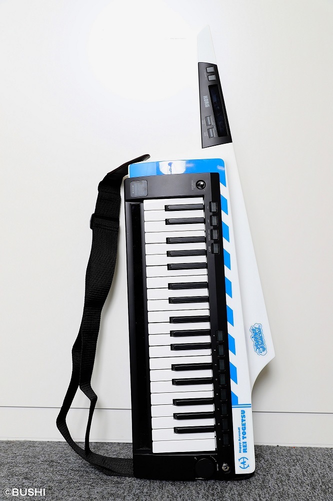 KORGの協力により完成した、アニメやゲームで登場しているHappy Around!・渡月 麗専用のKEYTAR（RK-100S 2）