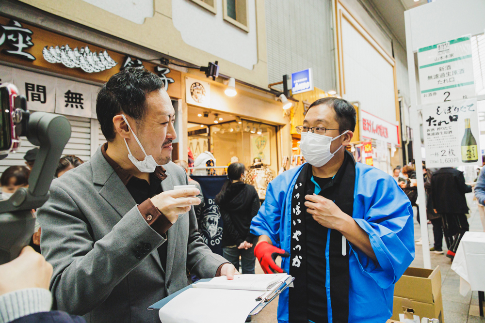 料理に合うお酒を研究する山本本家