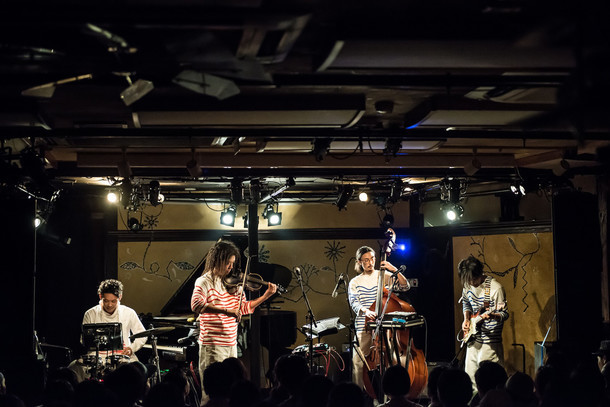 Nabowa「quiet side of Nabowa Tour」東京・晴れたら空に豆まいて公演の様子。（Photo by Meg Suko）