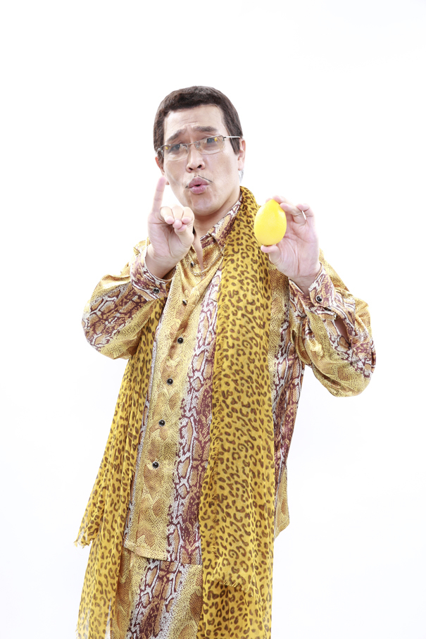 ピコ太郎 リンゴをレモンに持ち替える ザテレビジョン とのコラボ動画 Pllp ペンレモンレモンペン 全3パターン公開 Spice エンタメ特化型情報メディア スパイス