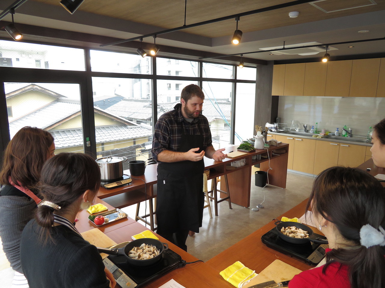 「グリルのベストなタイミングは焼き色とにおいだ」とマット。1組１組の仕上がりも丁寧にチェック