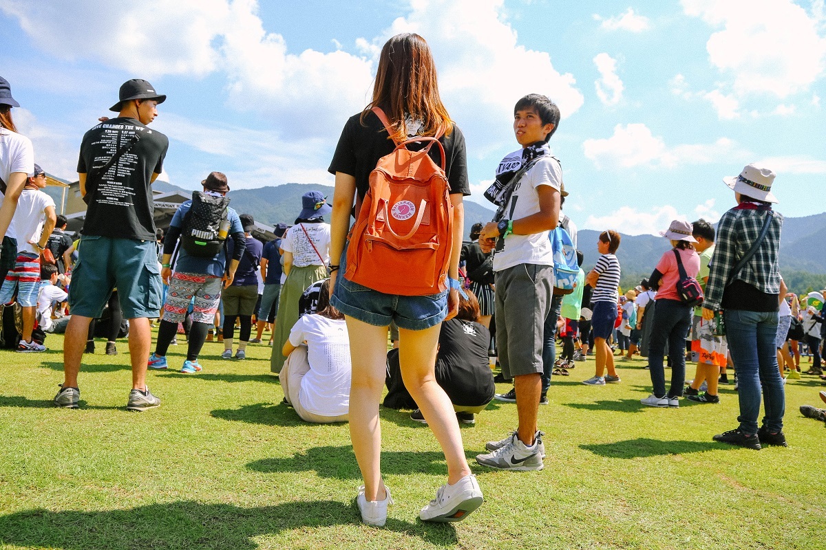 青空と山並み、自然豊かな会場内