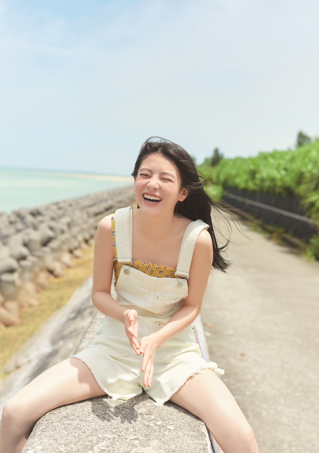 『出口夏希1st写真集 Liberte』 （C）KADOKAWA／写真：熊木優