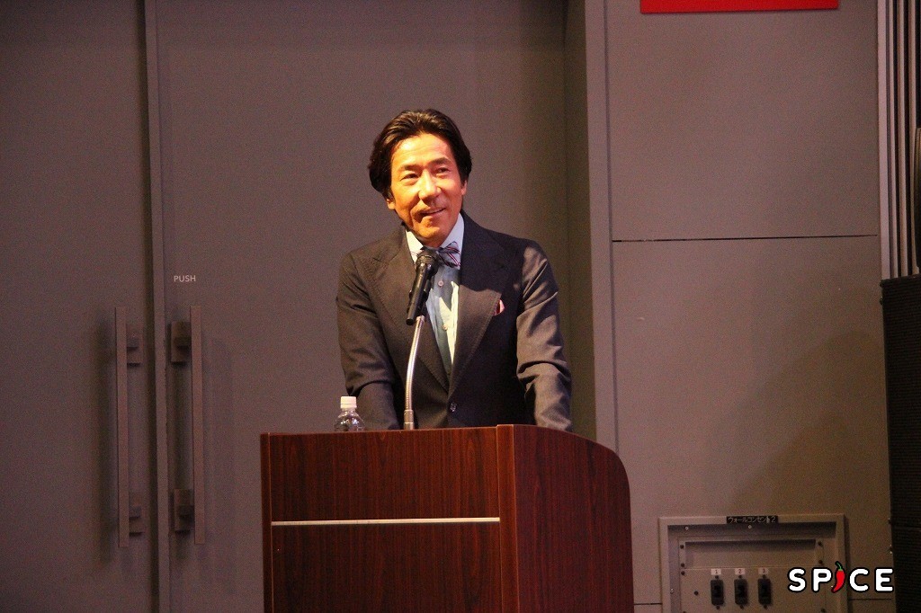 「経費節約のために司会も務める」と笑わせた岸谷五朗