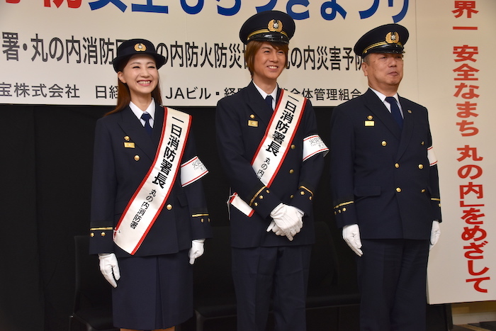 イベントの中盤から笑顔を見せる、丸の内1日消防署長の浦井健治（中央）と夢咲ねね（左）。右は佐藤睦・丸の内消防署長