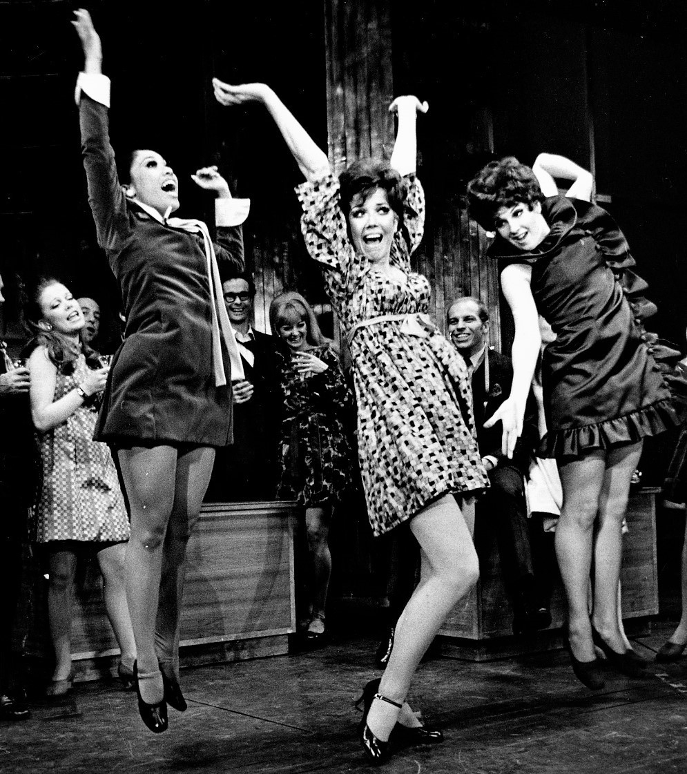 『プロミセス・プロミセス』（1968年）で〈ターキー・ラーキー・タイム〉を歌い踊る、左からリー、ドナ・マケクニー、マーゴ・サッピングトン