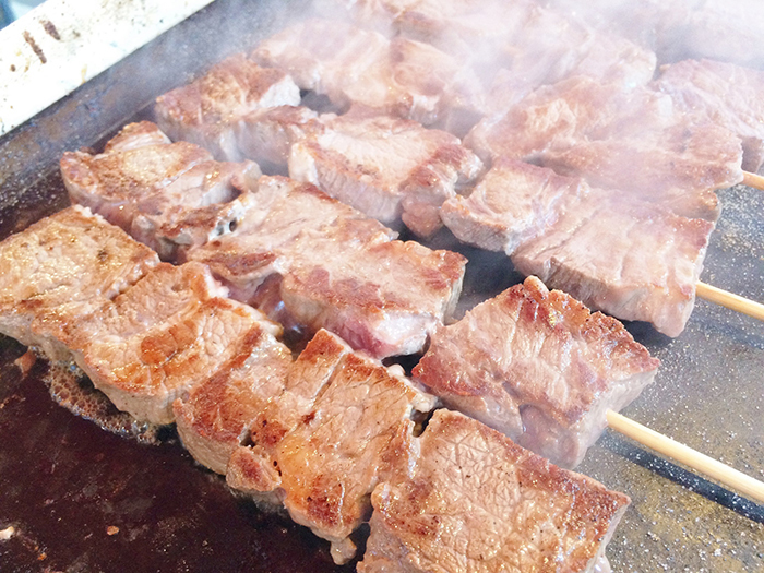 牛ステーキ串（600円）などフードも充実