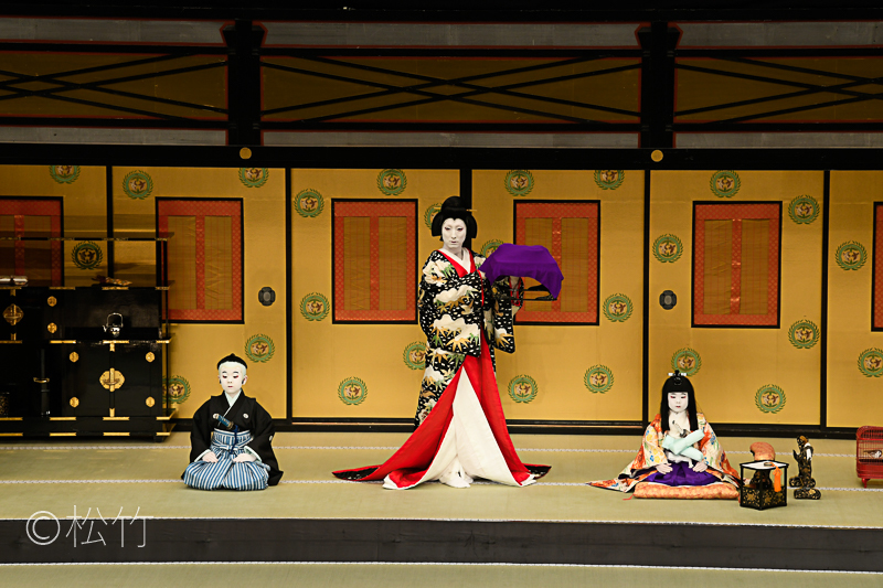『伽羅先代萩』左から、一子千松＝中村勘太郎、乳人政岡＝中村七之助、鶴千代＝中村長三郎 （C）松竹