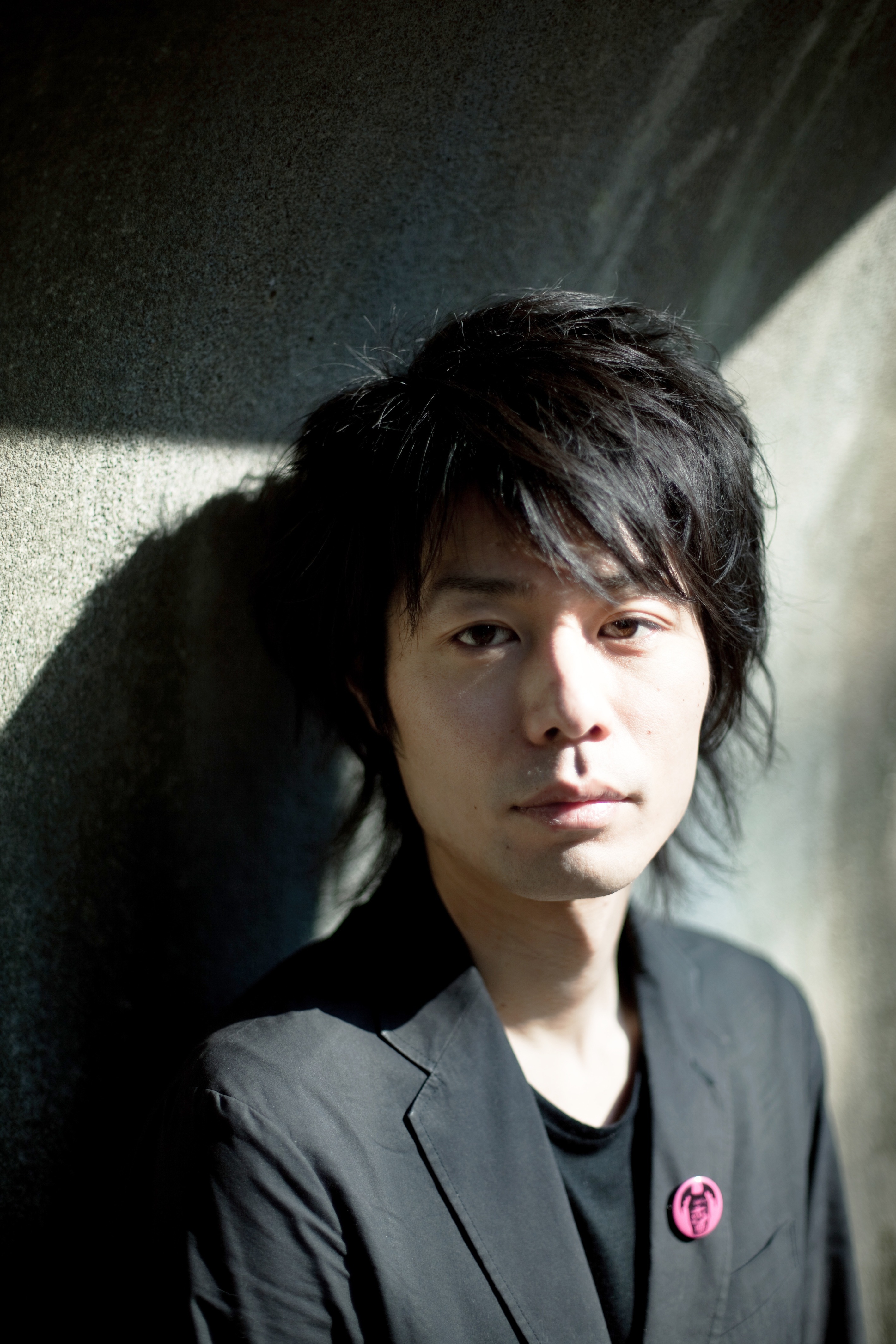 東京デスロックを主宰する劇作・演出家の多田淳之介。