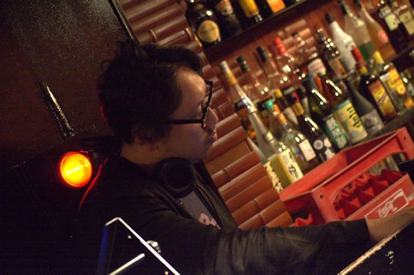 ラウンジではオープニングDJとしてSPICEアニメ／ゲーム編集長の加東岳史もプレイ 撮影＝野島亮佑