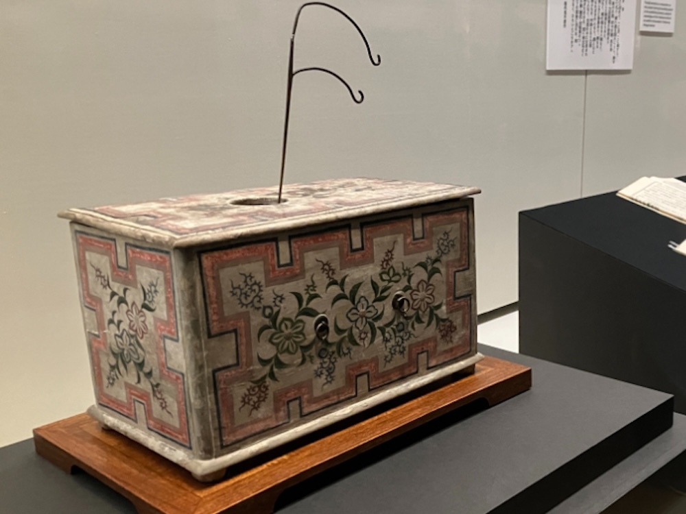 平賀源内が復元したエレキテル（重要文化財）をはじめ、源内が序文を書いた『細見嗚呼御江戸』など、平賀源内の関連資料も展示