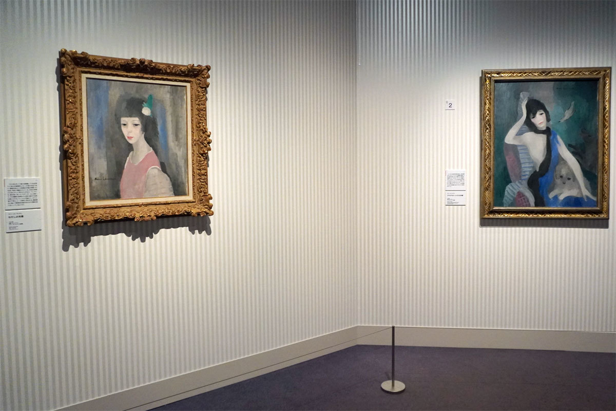 左：マリー・ローランサン《わたしの肖像》1924年　油彩/キャンヴァス　マリー・ローランサン美術館 (C) Musée Marie Laurencin 右：マリー・ローランサン 《マドモアゼル・シャネルの肖像》1923年　油彩/キャンヴァス　オランジュリー美術館