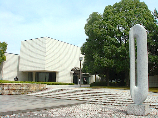 彫刻作品が点在する庭内の散策も楽しみたい「岐阜県美術館」