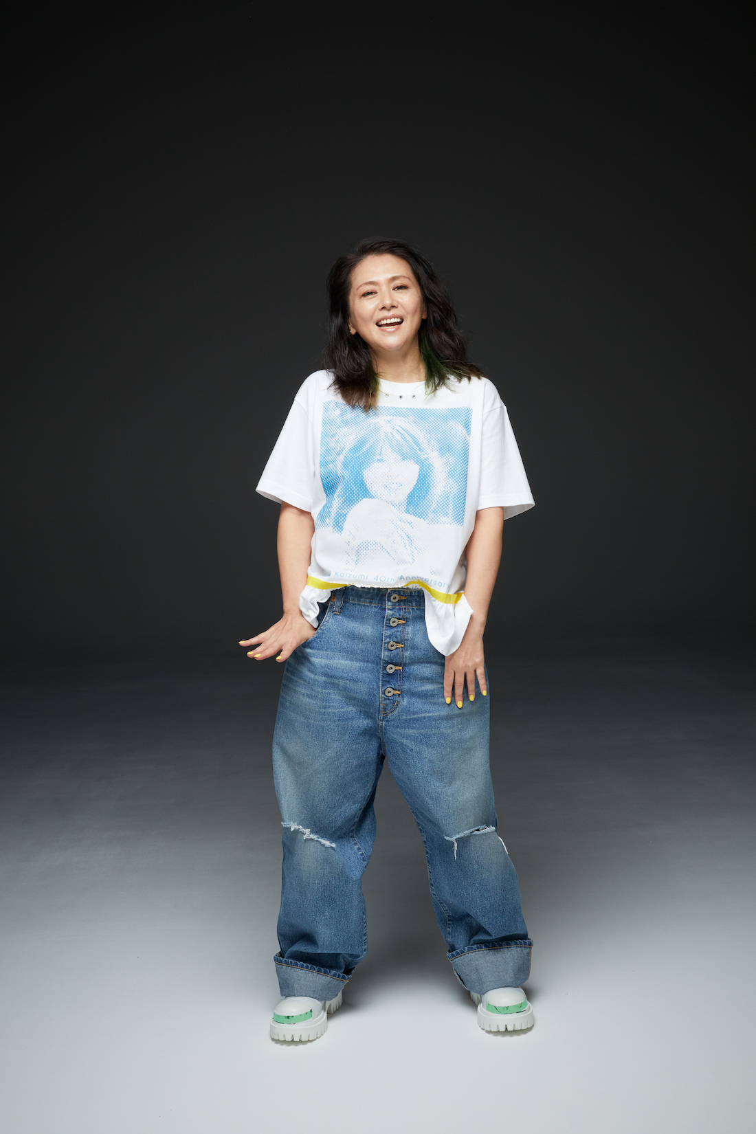 小泉今日子、本人デザインの40周年記念Tシャツを着用した新