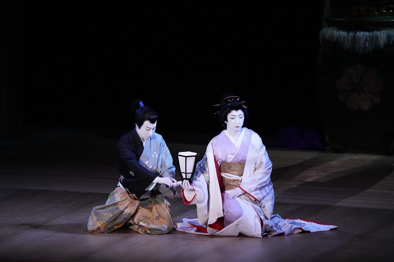 令和5年5月平成中村座姫路城公演『天守物語』左より、姫川図書之助=中村虎之介、天守夫人富姫=中村七之助　©松竹