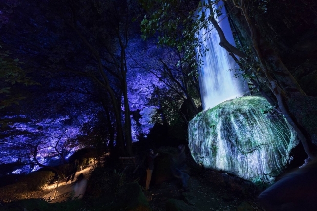 かみさまの御前なる岩に憑依する滝 / Universe of Water Particles on a Sacred Rock teamLab, 2017, Digitized Nature