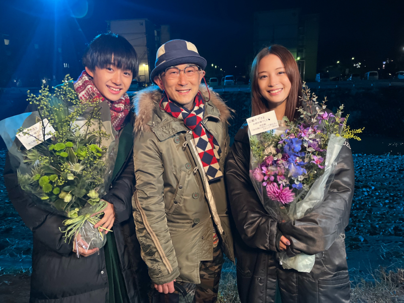 左から、大西利空、前田哲監督、広瀬すず　映画『水は海に向かって流れる』クランクアップ （C）2023映画「水は海に向かって流れる」製作委員会（C）田島列島/講談社