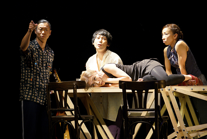 踊る『熊谷拓明』カンパニー『上を向いて逃げよう』（2018年） （撮影：大洞博靖）