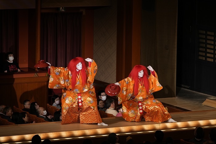 第三部『猩々』（左より）猩々=中村勘九郎、猩々=尾上松緑 ／(C)松竹