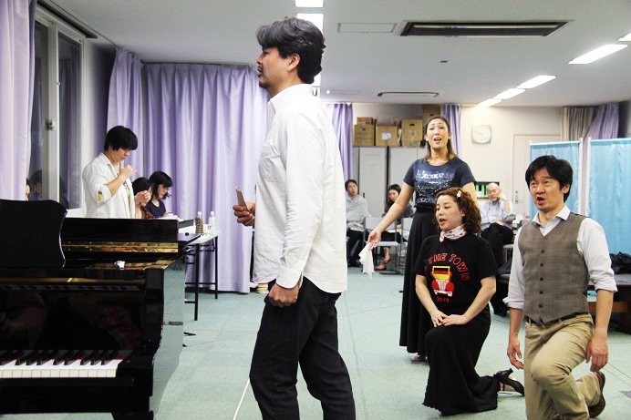 スザンナ高島優羽を中心に、伯爵役 萩原寛明、フィガロ役 西尾岳史、伯爵夫人役 木澤佐江子。全員27日のキャスト (C)H.isojima