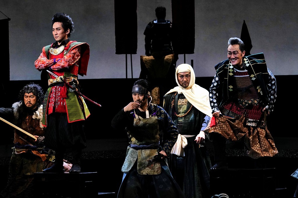 （左から）成河、吉見一豊 撮影：細野晋司