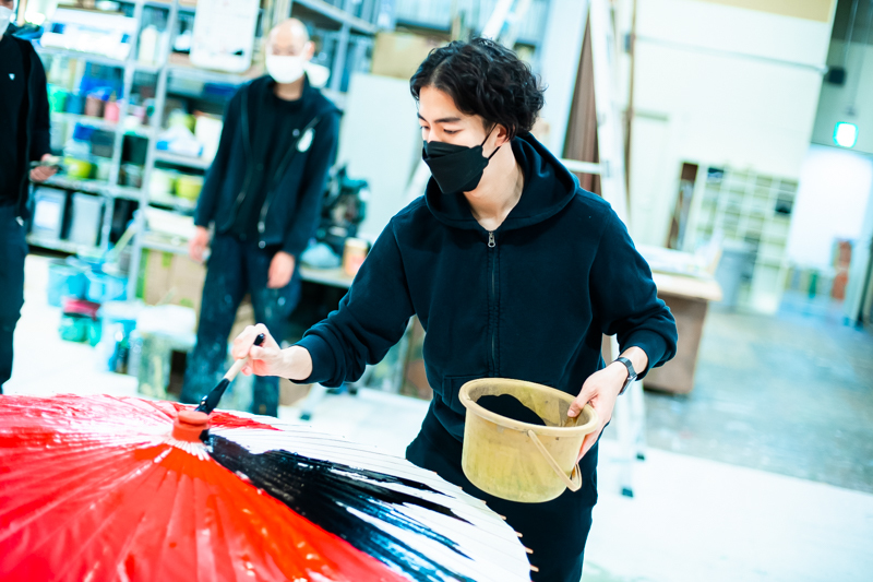 「弁天小僧のイメージに自分の感覚を重ねました。傘だけに重ね重ね…」と右近。