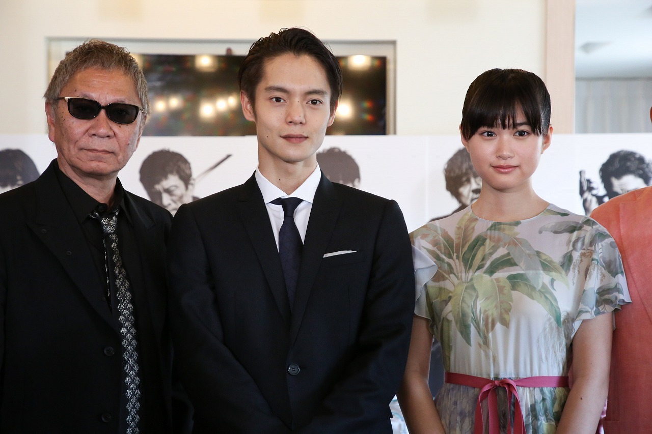 左から、三池崇史監督、窪田正孝、小西桜子 （C）Kazuko Wakayama
