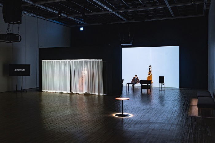 チェルフィッチュの〈映像演劇〉 『⾵景、世界、アクシデント、すべてこの部屋の外側の出来事』2020 札幌文化芸術交流センター SCARTS  (C)Kenzo Kosuge