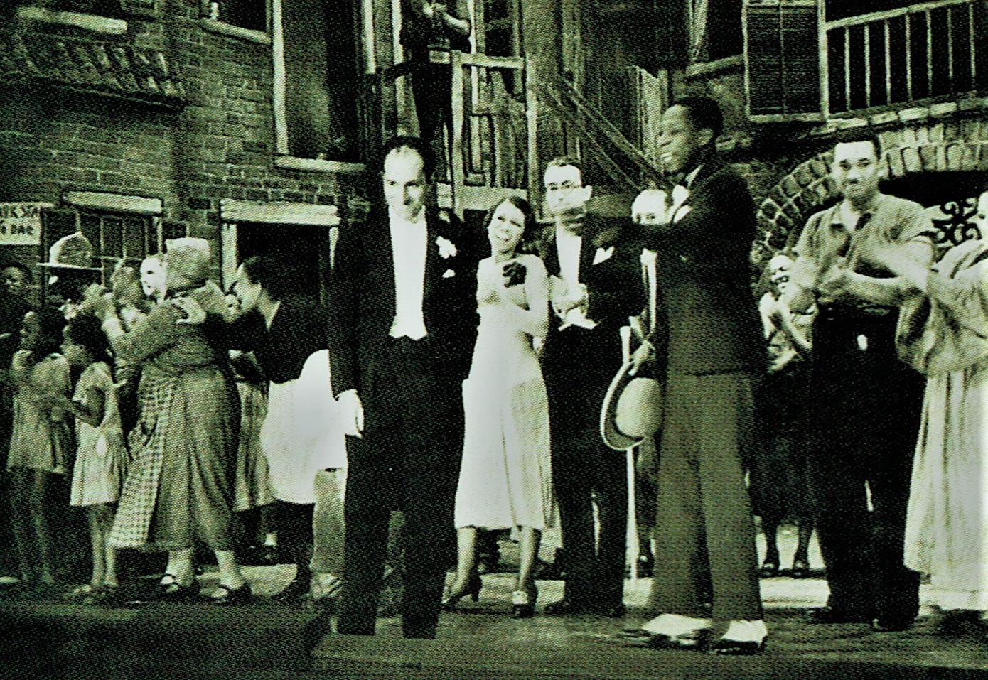 初演でカーテンコールに応えるジョージ・ガーシュウィン（中央のタキシードの男性） （Photo Courtesy of Michael Feinstein）