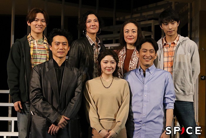 （上段左より）山﨑光、土井ケイト、シルビア・グラブ、阿部顕嵐（下段左より）藤田俊太郎、宮澤エマ　成河