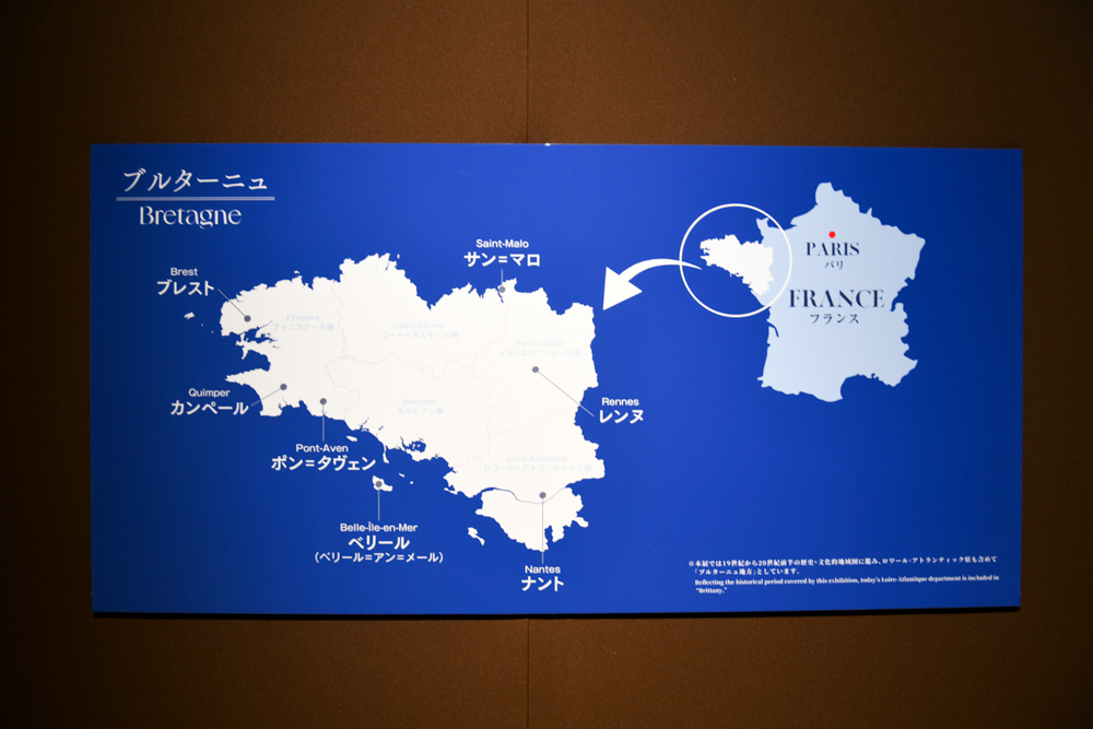 ブルターニュ地方の位置を紹介している、会場の解説パネル