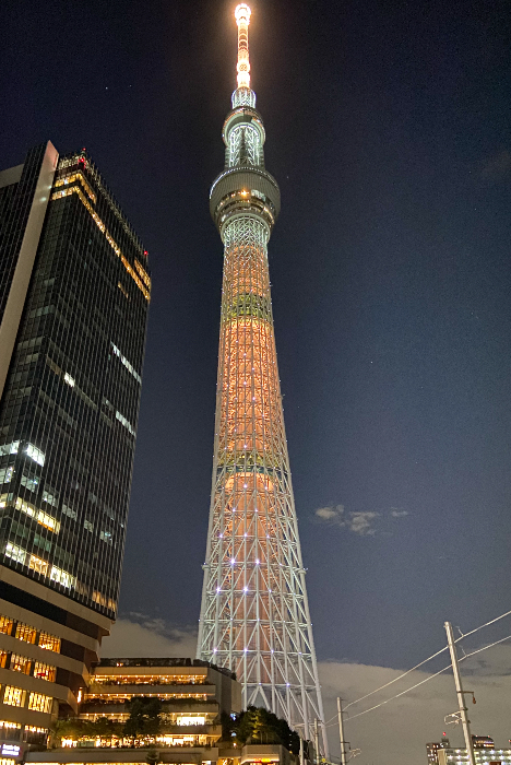 市川團十郎家所縁の「柿色」に染まった、東京スカイツリー