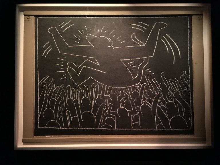 《サブウェイ・ドローイング》1981–1983年 白壁/紙/板 123.5×127.7㎝ © Keith Haring Foundation