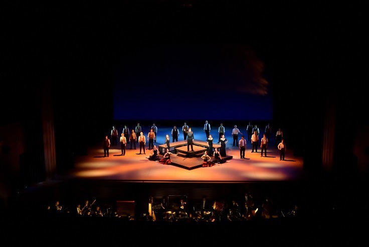 第1回「Teatro Trinitario」より　中央で歌唱する舛貴志（2020.9 フェニーチェ堺 大ホール） 　　写真提供：堺シティオペラ