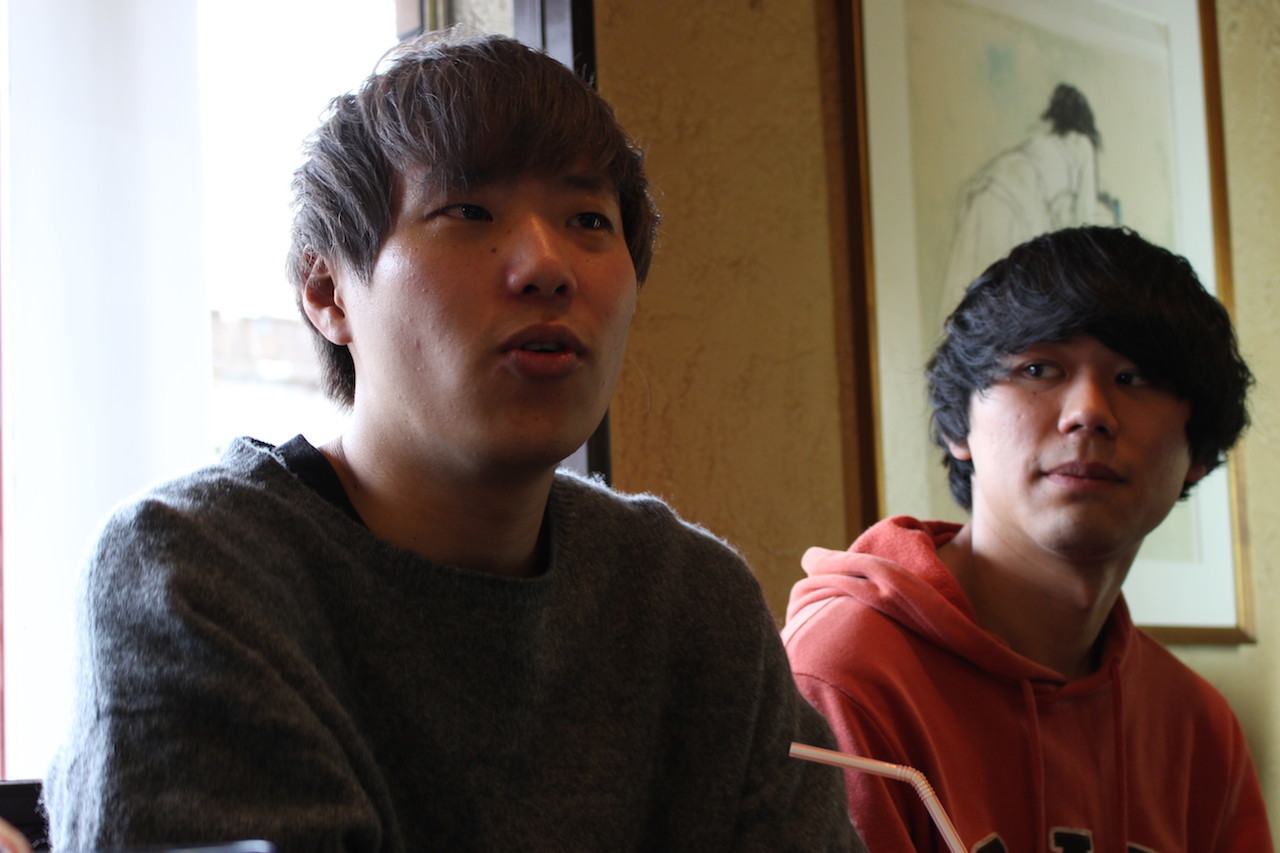 左から、長谷川海(Vo/Gt)、松岡大暉(Ba)