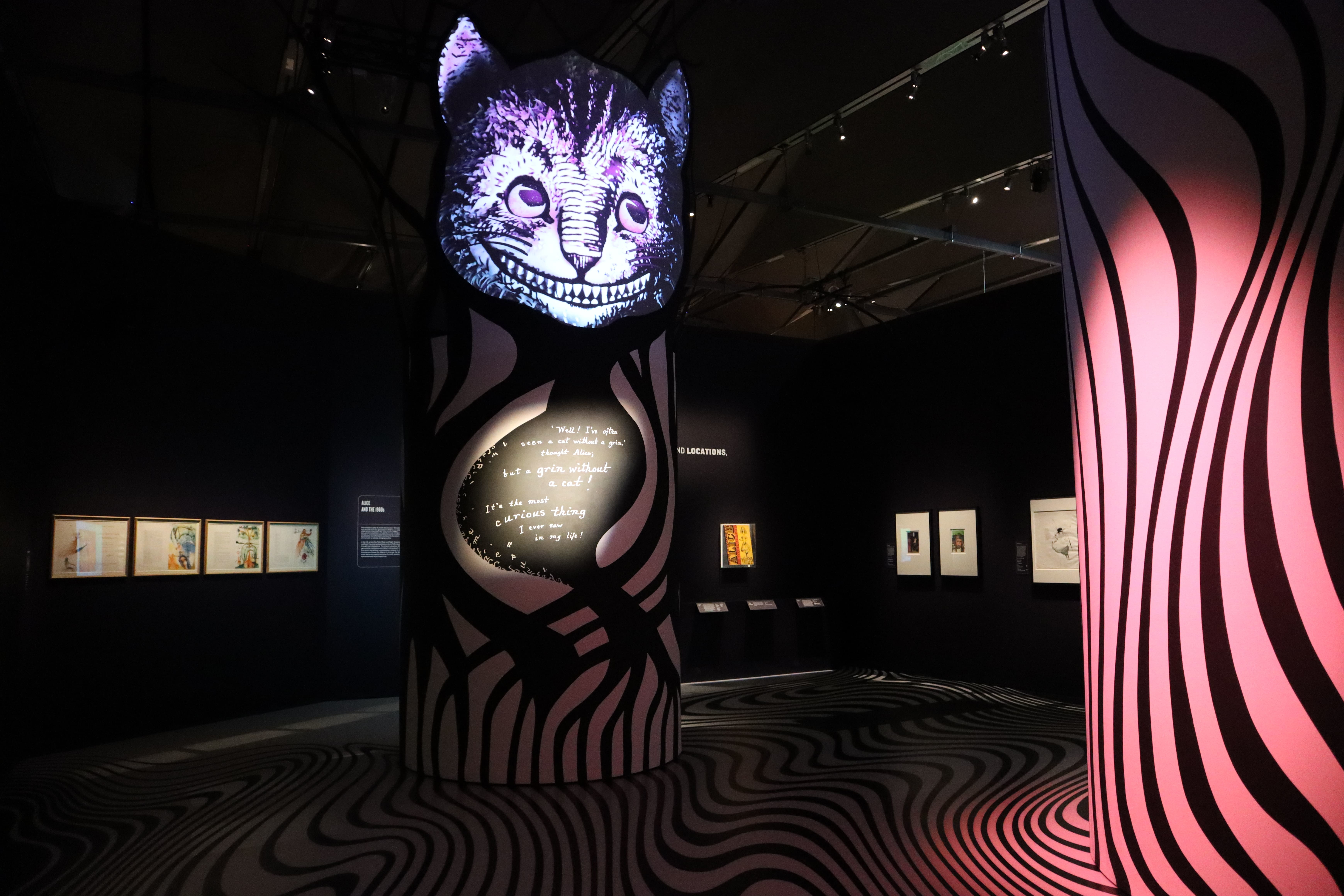 V＆Aでの展示の様子、チェシャー猫のインスタレーション Alice Curiouser and Curiouser, May 2021, Victoria and Albert Museum Installation Image, Cheshire Cat created by Victoria and Albert Museum, Alan Farlie, Tom Piper, Luke Halls Studio,Gareth Fry(c)Victoria and Albert Museum, London