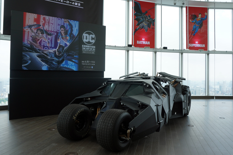 会場エントランスゾーン。DCキャラクターのパネルと、バットモービル《タンブラー》が登場。 DC SUPER HEROES and all related characters and elements (C) & TM DC Comics. WB SHIELD: (C) & TM WBEI. (s21)