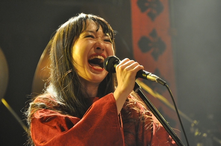 ヴォーカル、パーカッションの稲益宏美 （撮影：吉永美和子）