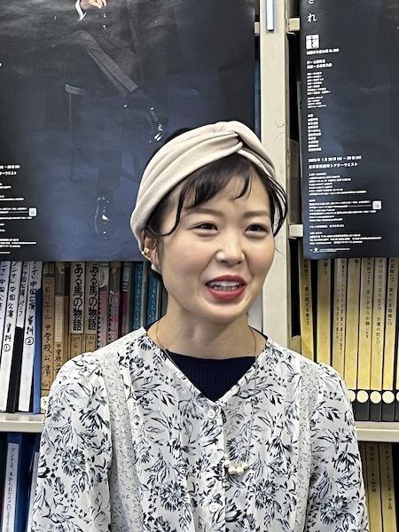 青年座公演『時をちぎれ』、間島七海を演じる小暮智美。