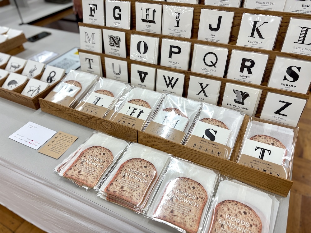 「Words sandwich」はパン屋さんっぽいグラシン紙の封筒もついて、税込1,870円のところをフェス限定価格の1,210円！