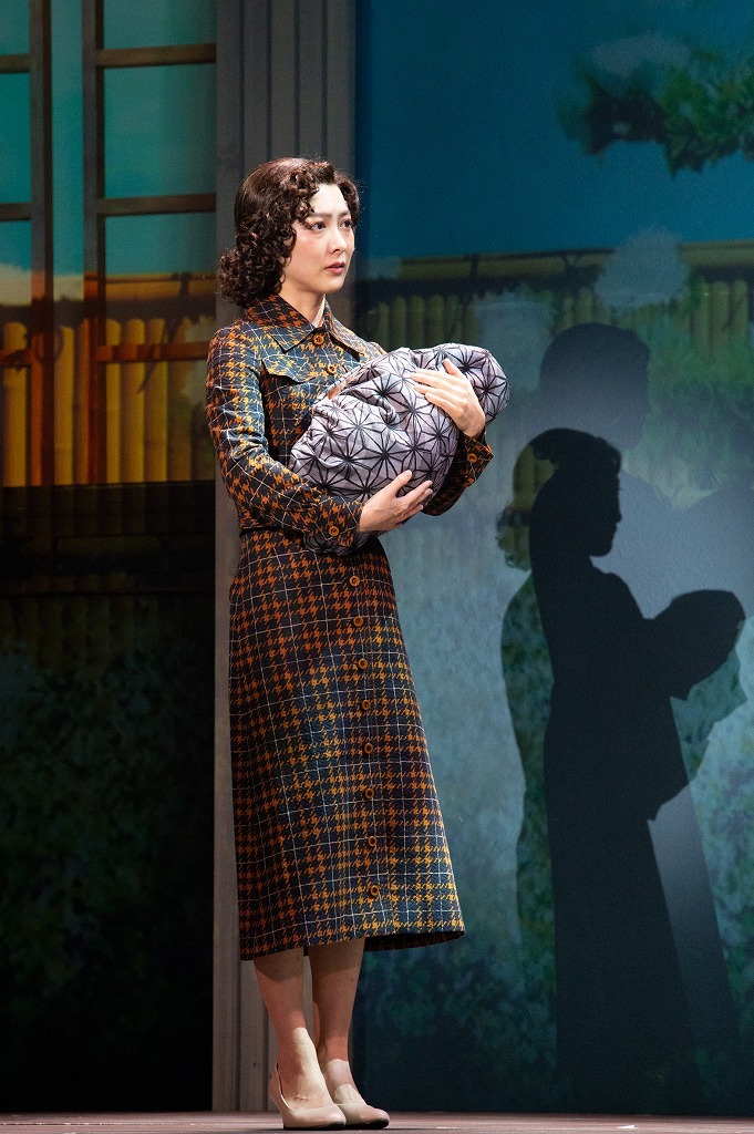 浪漫舞台『走れメロス』～文豪たちの青春～舞台写真　太田静子（谷村美月） (C)曳野若菜