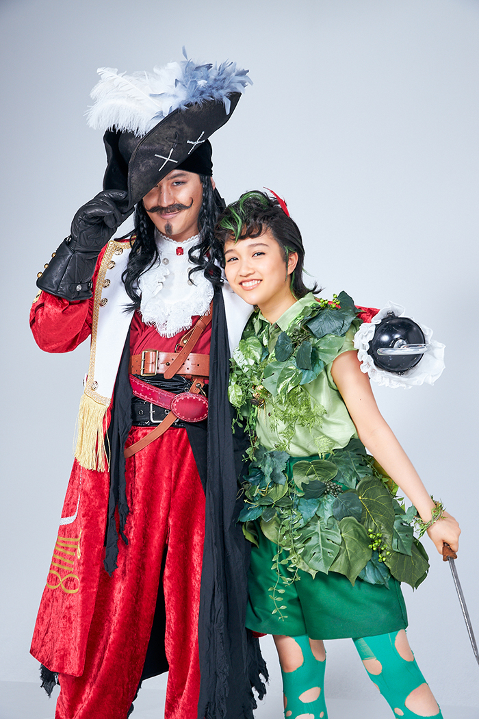 （左から）小野田龍之介、山﨑玲奈