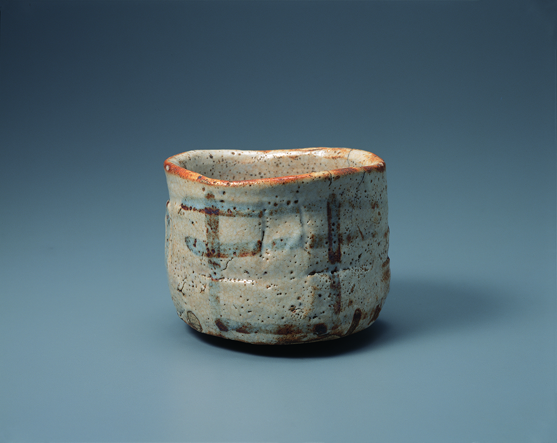 国宝 志野茶碗 銘 卯花墻【美濃 安土桃山時代・16 ～ 17 世紀】 東京・三井記念美術館蔵