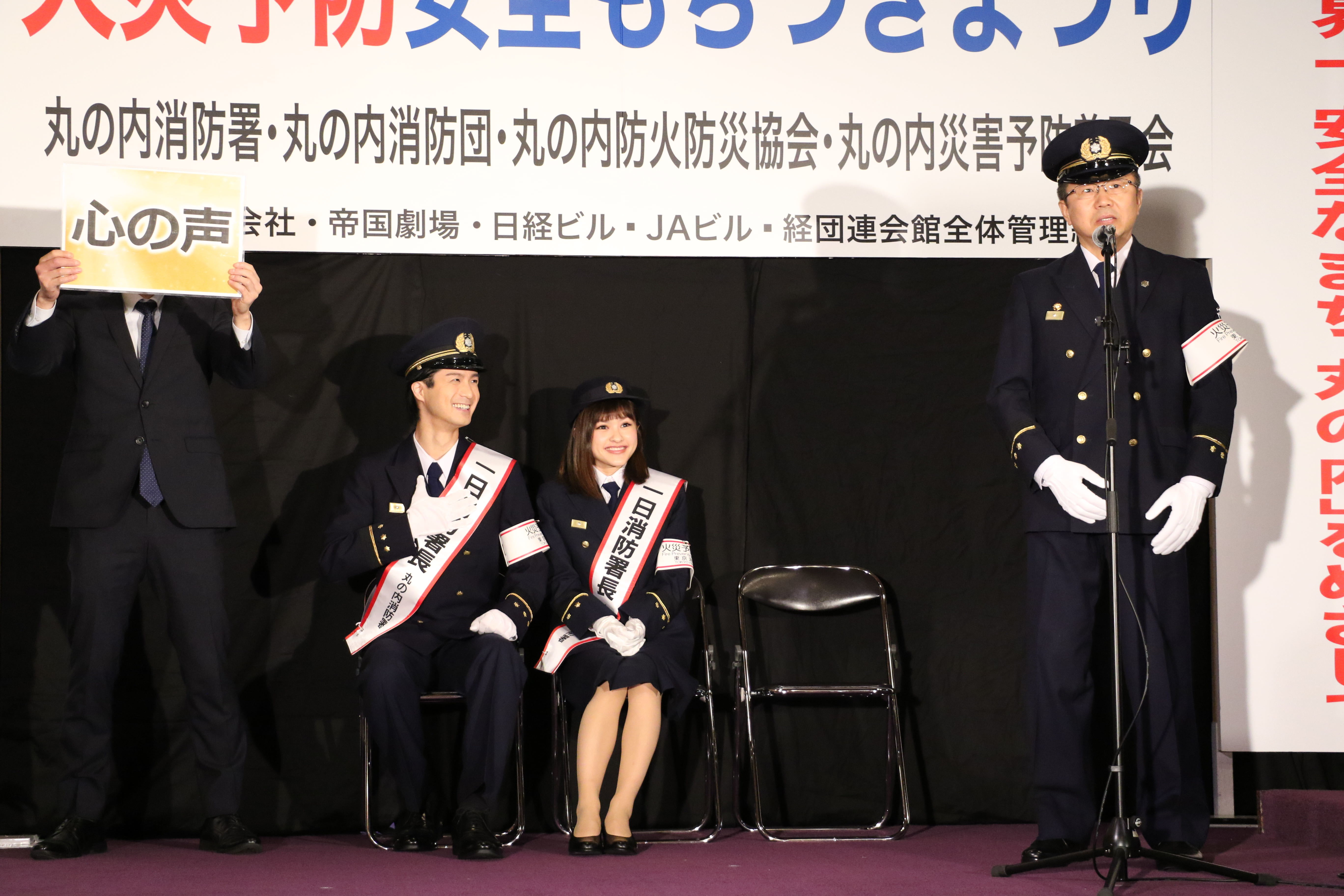 スタッフ（左）が昆と田代の「心の声」として、『マリー・アントワネット』の曲の替え歌を披露する場面も