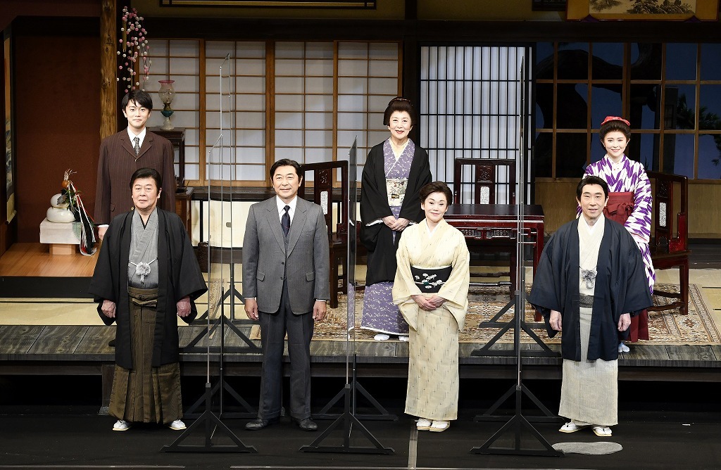 （前列左から）風間杜夫、高橋克実、大竹しのぶ、段田安則（後列左から）林翔太、銀粉蝶、宮澤エマ