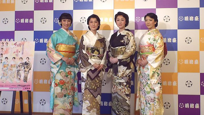 フォトセッションの4姉妹、左から水夏希、一路真輝、浅野ゆうこ、瀬奈じゅん