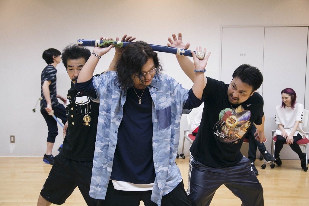 演技指導に入る西田