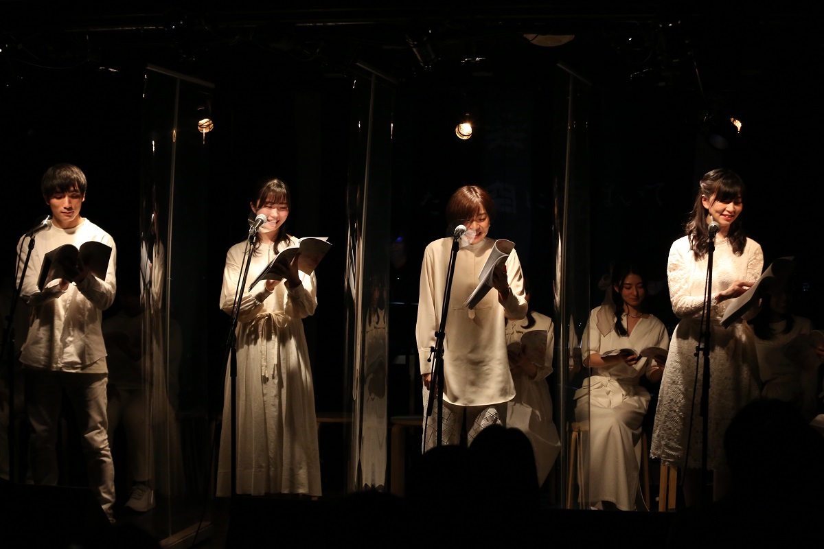 『囁きの花束 2021 -healing reading live-』より 撮影：佐伯敦史