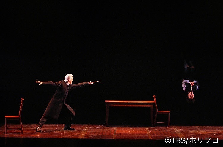 舞台『ハリー・ポッターと呪いの子』舞台写真　　（左）宮尾俊太郎